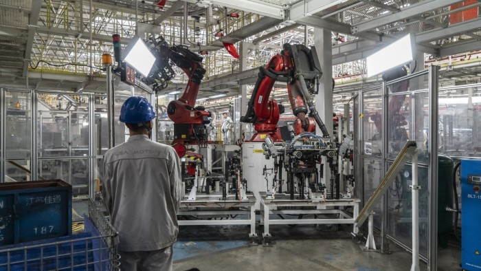 La “rivoluzione dei robot” costringe la forza lavoro umana cinese ad adattarsi