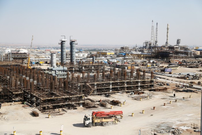 Una vista generale della raffineria di Isfahan, una delle più grandi dell'Iran