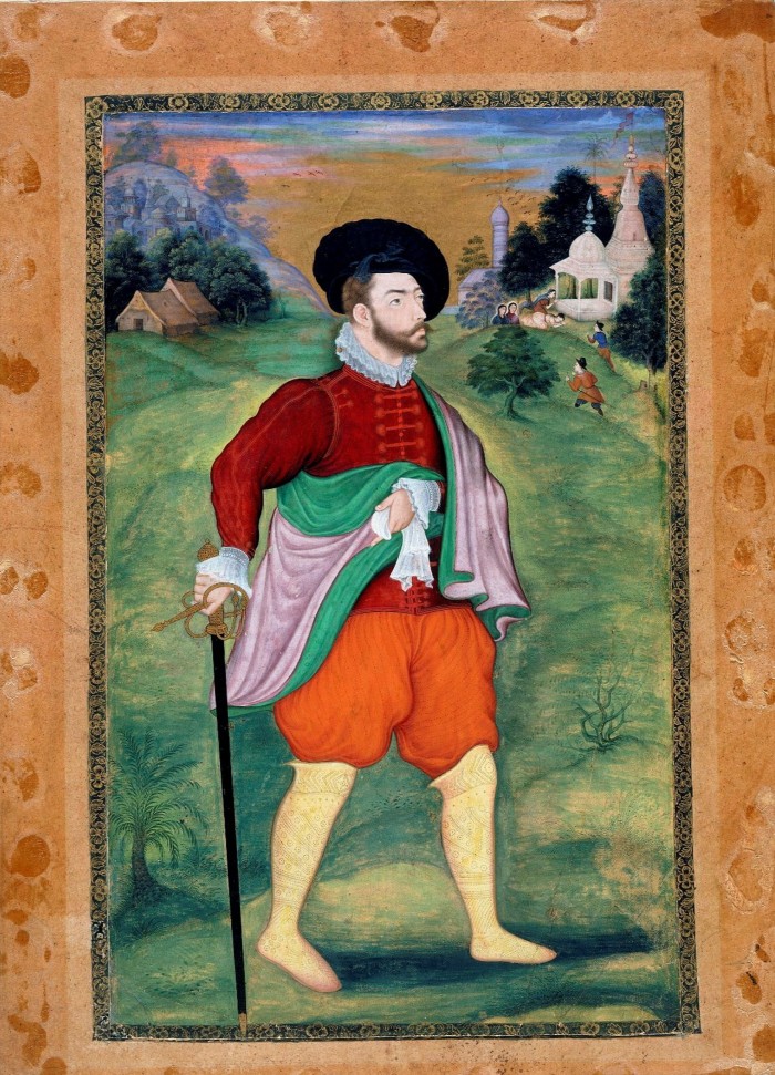 Ritratto a figura intera di un uomo europeo in colorati abiti medievali (cappello nero, gorgiera bianca, camicia rossa, pantaloni arancioni e calze gialle), che cammina attraverso un paesaggio visibilmente indiano, appoggiandosi a una spada  