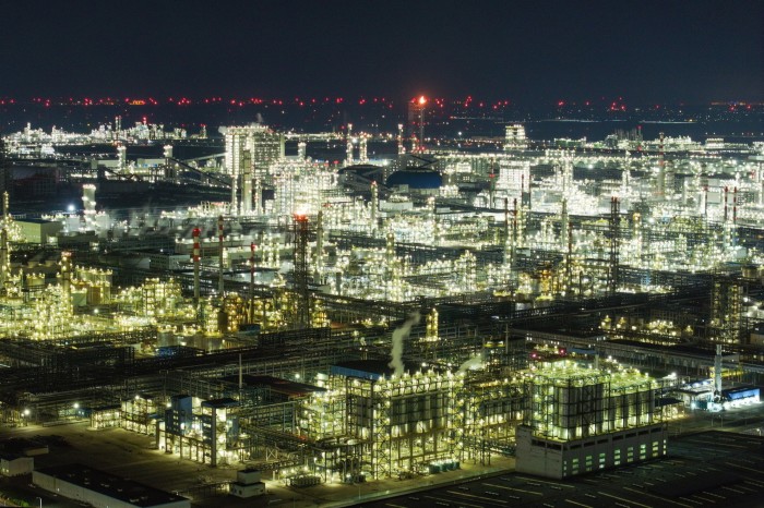 Una vista notturna di un complesso petrolchimico illuminato in Cina