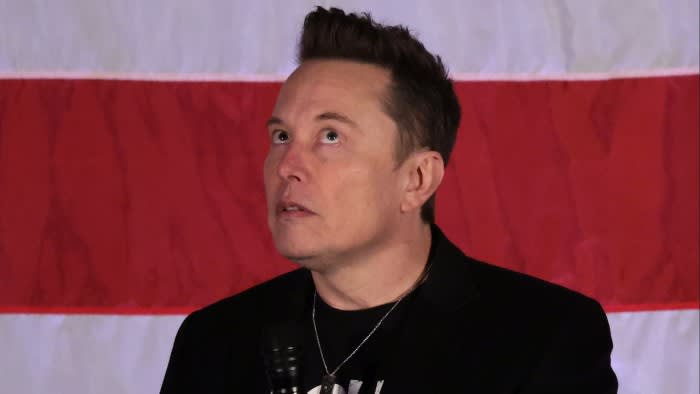Elon Musk ha parcheggiato la sua Tesla sul prato della Casa Bianca