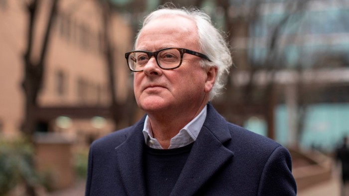 L'ex capo della Barclays John Varley si ritirò nella lotta per riabilitare il nome della banca