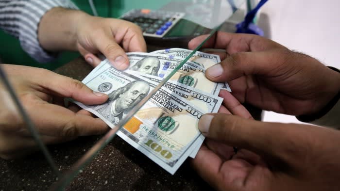 Le scommesse sulla vittoria di Donald Trump e la forte economia statunitense alimentano i guadagni del dollaro