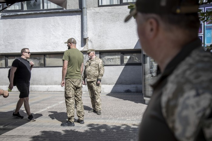 Un distaccamento di reclutamento che pattuglia le strade di Kharkiv alla ricerca di uomini in età da combattimento