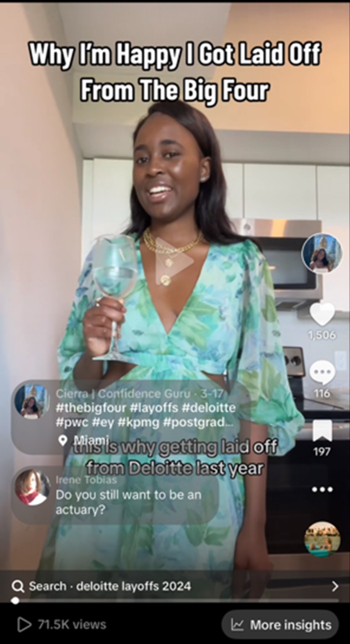 Uno screenshot di un video sui social media in cui una donna sembra essere nella sua cucina, con in mano un bicchiere di vino e sorridente