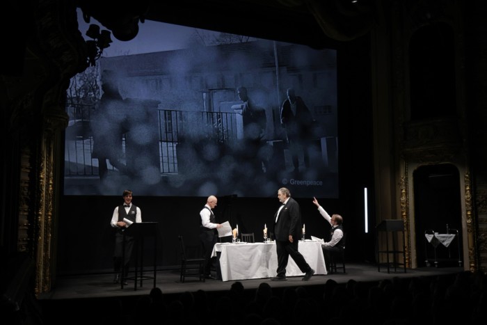 Gli attori drammatizzano un incontro segreto tra politici ed estremisti di estrema destra rivelato dal canale investigativo Correctiv a Berlino nel gennaio 2024