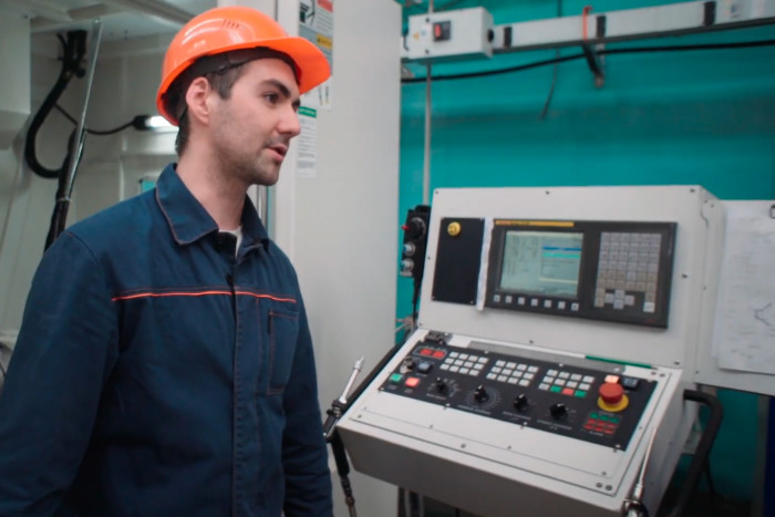 Un operaio della Titan Barrikady davanti ad un dispositivo di controllo