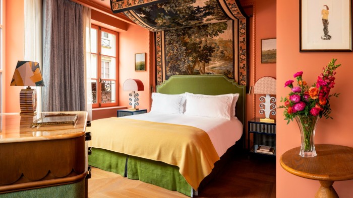 Wes Anderson incontra la nonna chic in un boutique hotel parigino: Le Grand Mazarin