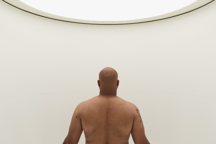 Un uomo in piedi all'interno di uno scanner