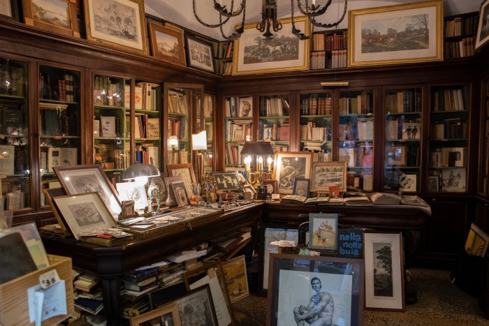 Libri antiquari in armadi e stampe vintage sui muri e sparsi per la stanza nella libreria antica cascianelli 