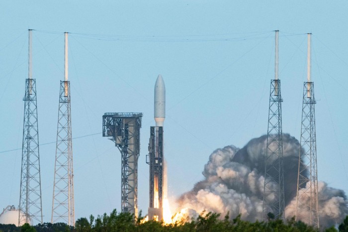 Un razzo Atlas 5 di United Launch Alliance Atlas 5 lancia i satelliti SES 20 e SES 21 Communications presso il Kennedy Space Center della NASA a Cape Canaveral, in Florida