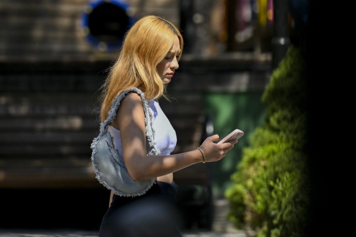 Una donna che guarda uno smartphone