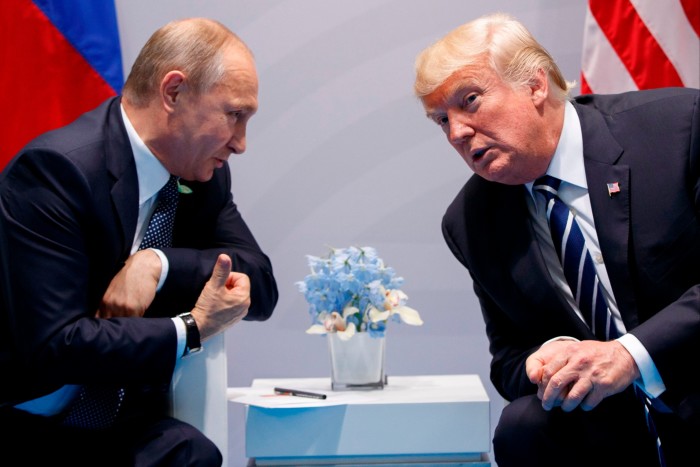 Vladimir Putin e Donald Trump in una riunione nel 2017