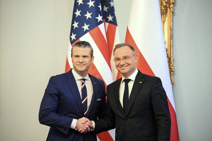 Il presidente polacco Andrzej Duda scuote le mani con il segretario alla Difesa degli Stati Uniti Pete Hegseth