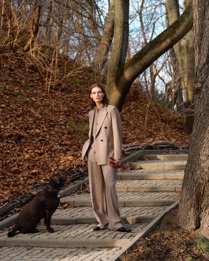 Varsavia abbonda di verde (purtroppo non ancora in evidenza in questo periodo dell'anno), e questo parco sulla scarpata, dove Małgosia accompagna il suo cane, Gypsy, offre una vista spettacolare sul fiume e sulla riva orientale. Giacca di lino di lino loro piano, £ 3.140, camicia di lino André, £ 1,210 e pantaloni nyack abbinati, £ 1,525. Cavo del cane in pelle Hermès (in mano), £ 1.300