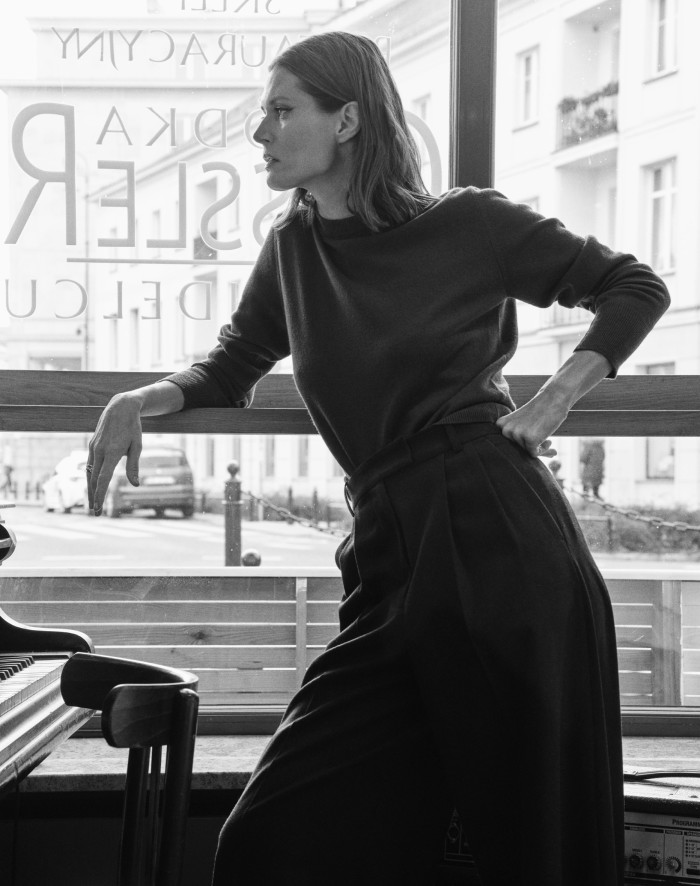 Gessler Wódka Na Widelcu è il ristorante di riferimento a Varsavia. Le tariffe polacche tradizionali vanno dalla tartara di bistecca o aringa nella panna acida a schnitzel croccante e succosa maiale. Niente confusione, niente fronzoli e musica per pianoforte dal vivo a cui respingere la vodka. APC X Anastasia Barbieri Cashmere Jumper, £ 510 e pantaloni Valesca-mix di lana, £ 355. Ring (per tutto), di Małgosia