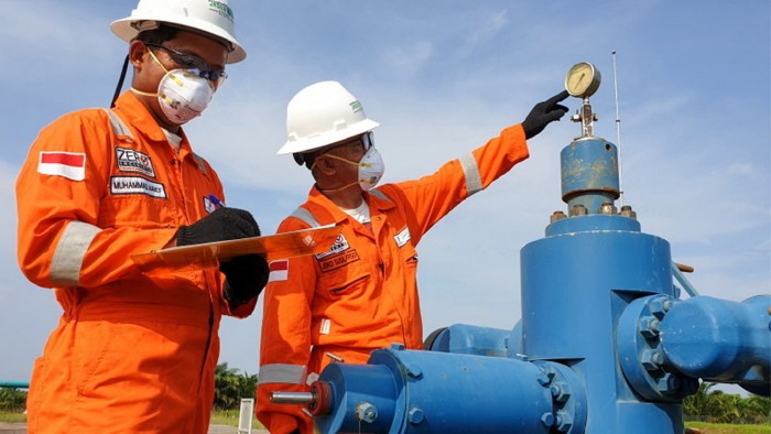 Two workers at Jadestone’s onshore gas project in Akatara, Indonesia