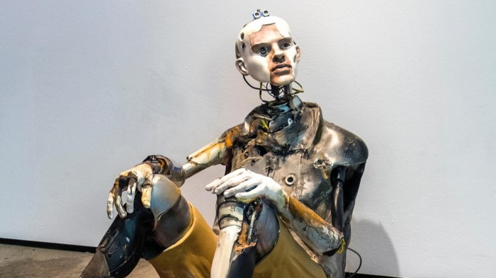 Berlin Mitte. Disintegrating robot