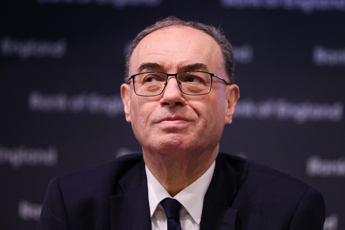 Andrew Bailey che indossa abbigliamento e occhiali aziendali