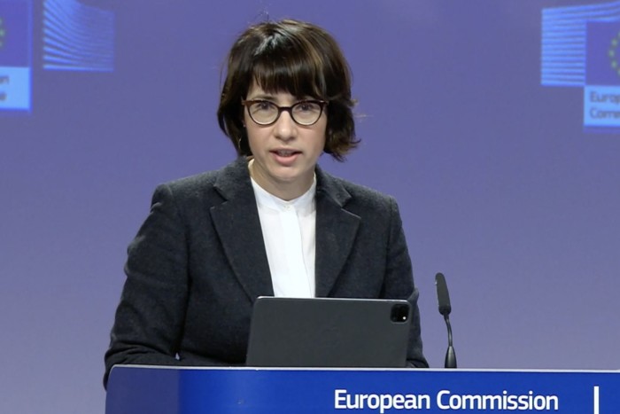 Il portavoce della Commissione UE Anitta Hipper fa un discorso mentre tiene una conferenza stampa quotidiana a Bruxelle