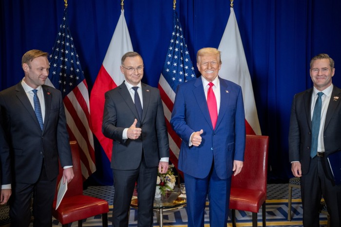 Backstage al CPAC, il presidente Trump ha incontrato il presidente Andrzej Duda della Polonia