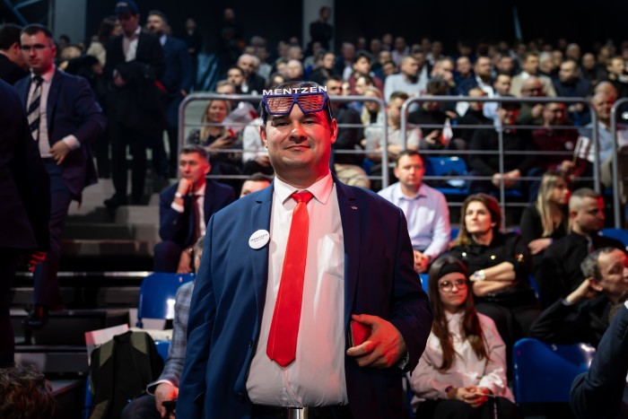 Piotr Marek, attivista del partito, durante l'evento della campagna presidenziale di Slawomir Mentzen dal partito di confederazione polacco di estrema destra tenutasi a Belchatow, 