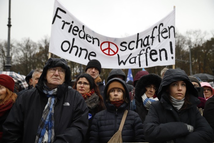 La gente regge uno stendardo che dice 