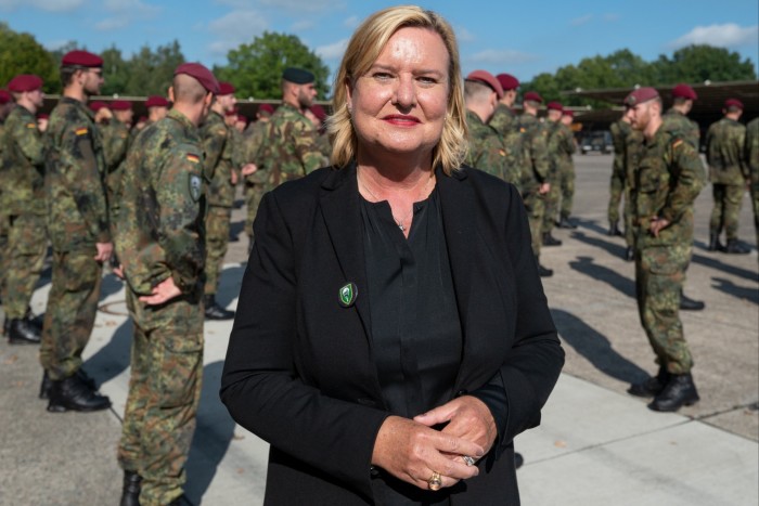 Il commissario delle forze armate tedesche, Eva Högl, e i soldati dietro di lei