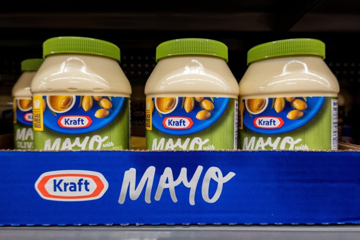 La maionese di Kraft viene visualizzata su uno scaffale del supermercato