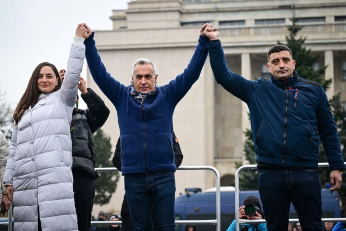 Anamaria Gavrila, leader del Partito dei giovani (POT), Călin Georgescu ex candidato alla presidenza e George Simion a Bucarest, in Romania il 1 ° marzo 2025
