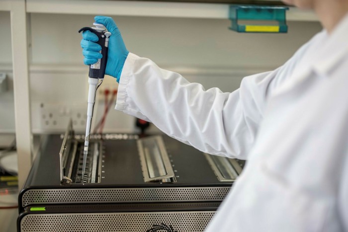 I tecnici eseguono il sequenziamento del DNA mobile utilizzando la tecnologia mobile di Nanopore