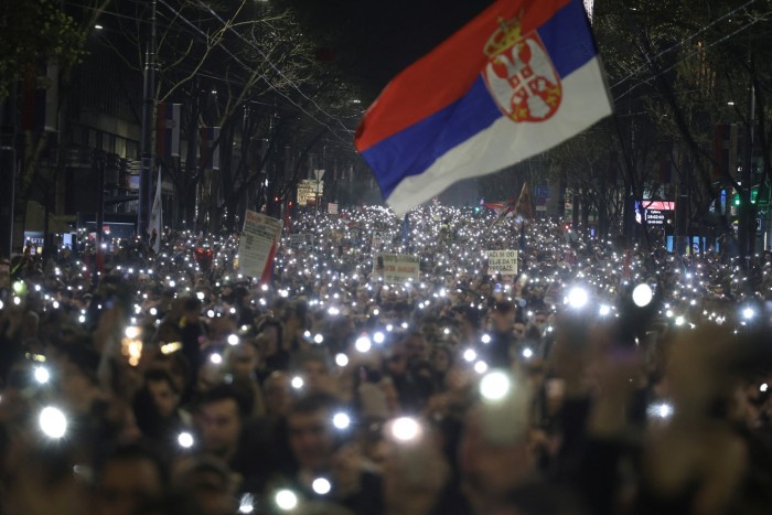 Proteste notturne da parte degli studenti in Serbia