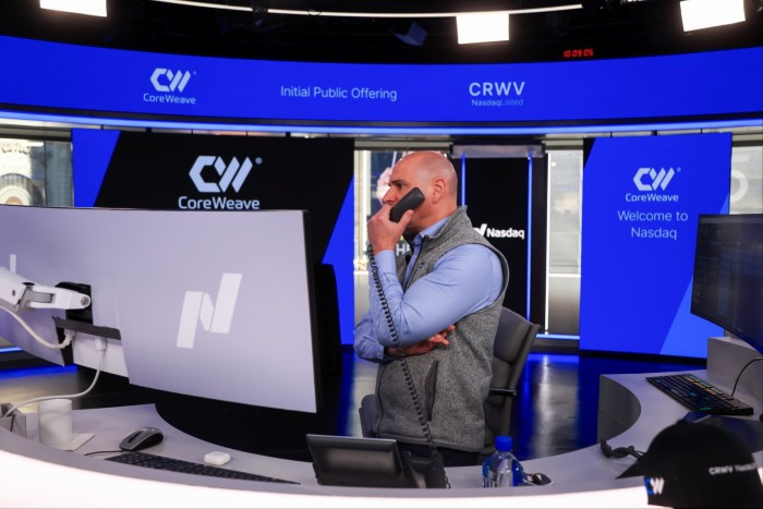 Jay Heller, responsabile del capitale e esecuzione IPO al NASDAQ, durante l'offerta pubblica iniziale di Coreweave Inc. presso il MarketSite NASDAQ a New York