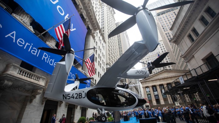 Chi ha bisogno di entrate quando sei una start-up di AI multimiliardaria?