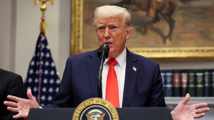 Donald Trump conferma che imporrà le tariffe del 25% al ​​Messico e al Canada martedì