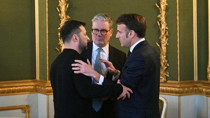 Volodymyr Zelenskyy, Keir Starmer and Emmanuel Macron are engaged in a discussion