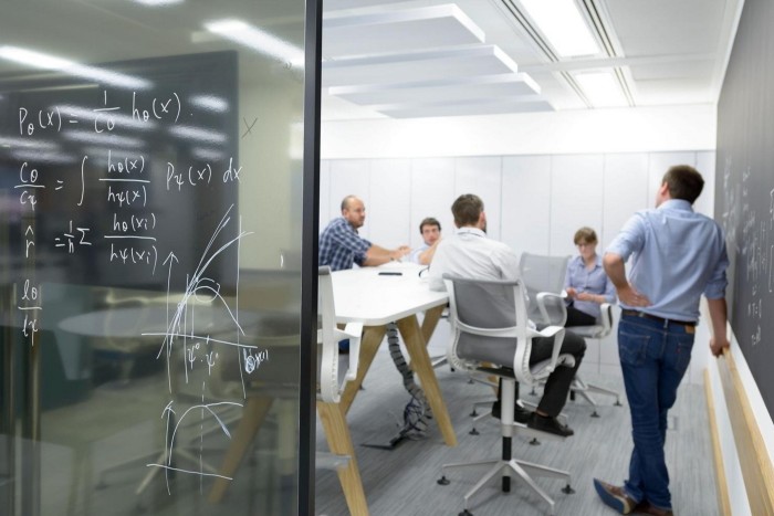 Ricercatori che lavorano presso l'Alan Turing Institute