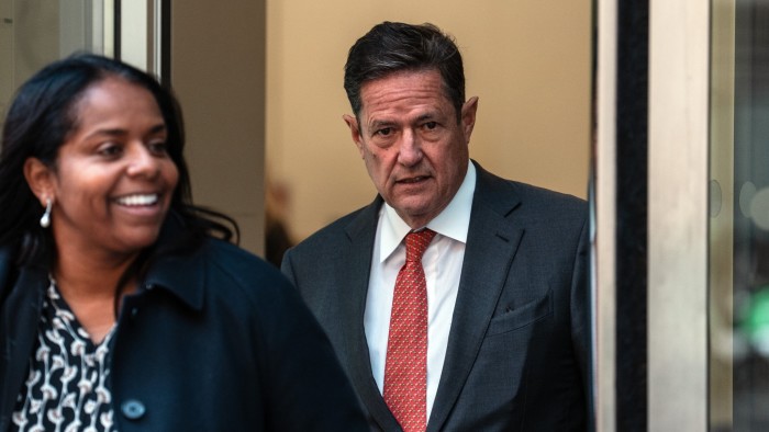 Jes Staley attende il giudizio nella battaglia in tribunale per "zio Jeffrey" Epstein