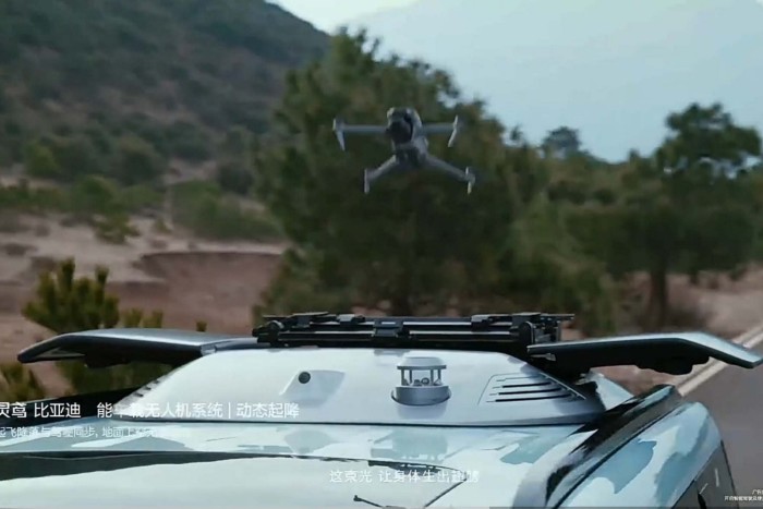 Un drone lanciato dal tetto di un veicolo BYD