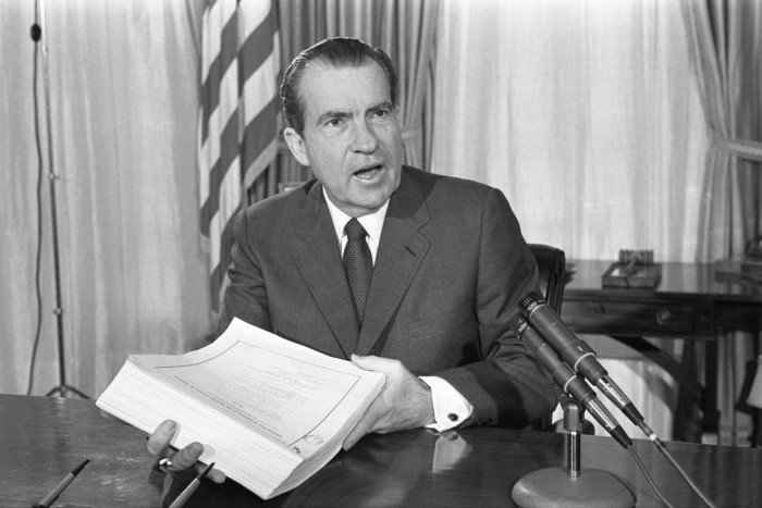 Richard Nixon che firma una fattura fiscale nel gennaio 1970