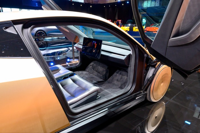 Tesla cybercab o robotaxi a due passeggeri elettrici a guida autonoma interno in mostra all'autosalone il 10 gennaio 2025 a Bruxelles, Belgio