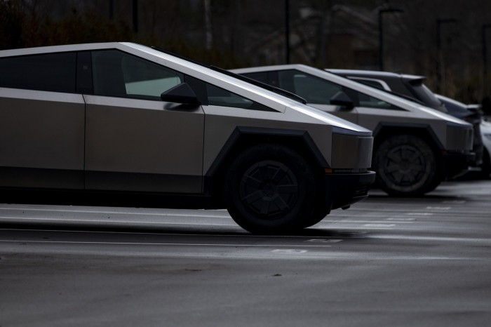 A Tesla Cybertruck e altri veicoli nel parcheggio di uno showroom Tesla a West Bloomfield, nel Michigan, negli Stati Uniti