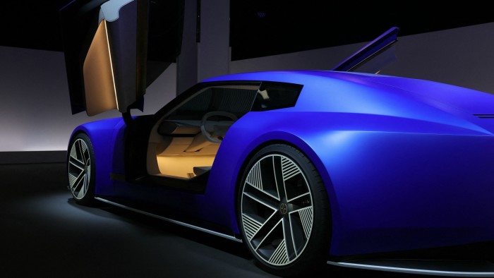 Braccia dei conducenti del Regno Unito per l'aumento dei prezzi delle auto britanniche di lusso