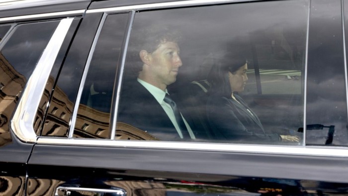 vecchie e-mail perseguita Mark Zuckerberg nella prova ad alto posto