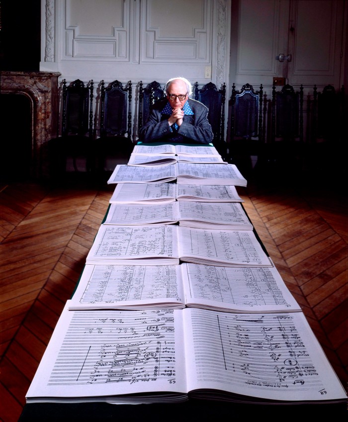 Un uomo che guarda una fila di punteggi musicali