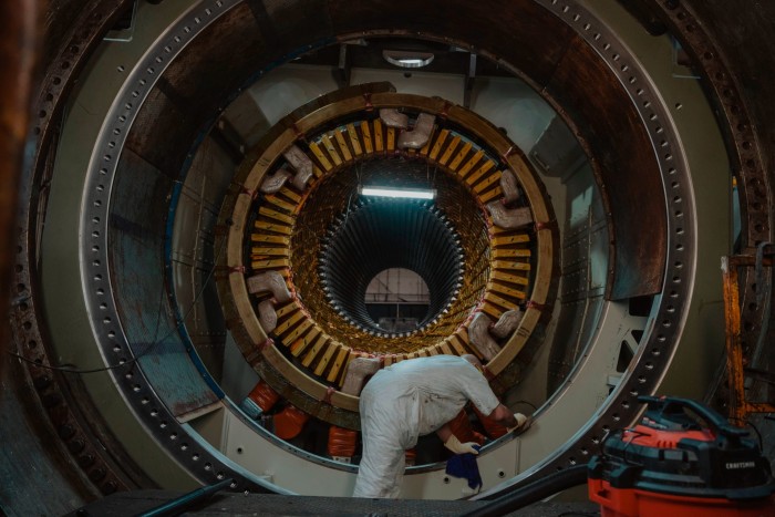 I dipendenti lavorano su un generatore presso GE Vernova