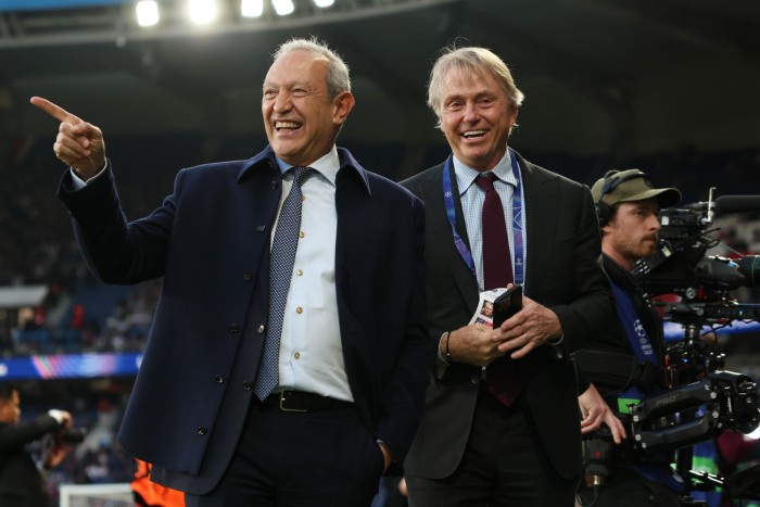 Nassef Sawiris e Wesley Edens, proprietari di Aston Villa, sono in piedi prima della partita di gamba dei quarti di finale della UEFA Champions League tra Paris Saint-Germain e Aston Villa a Parc des Princes, Parigi