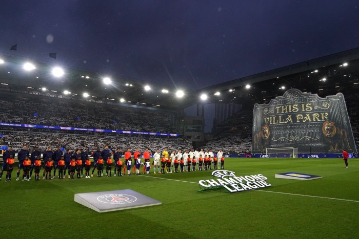 Aston Villa e Paris Saint-Germain si allineano mentre un grande stendardo è mostrato davanti al quarto di finale della UEFA Champions League, partita di seconda gamba a Villa Park, Birmingham
