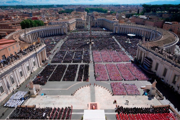 Una vista del funerale di Papa Francesco nella piazza di San Pietro