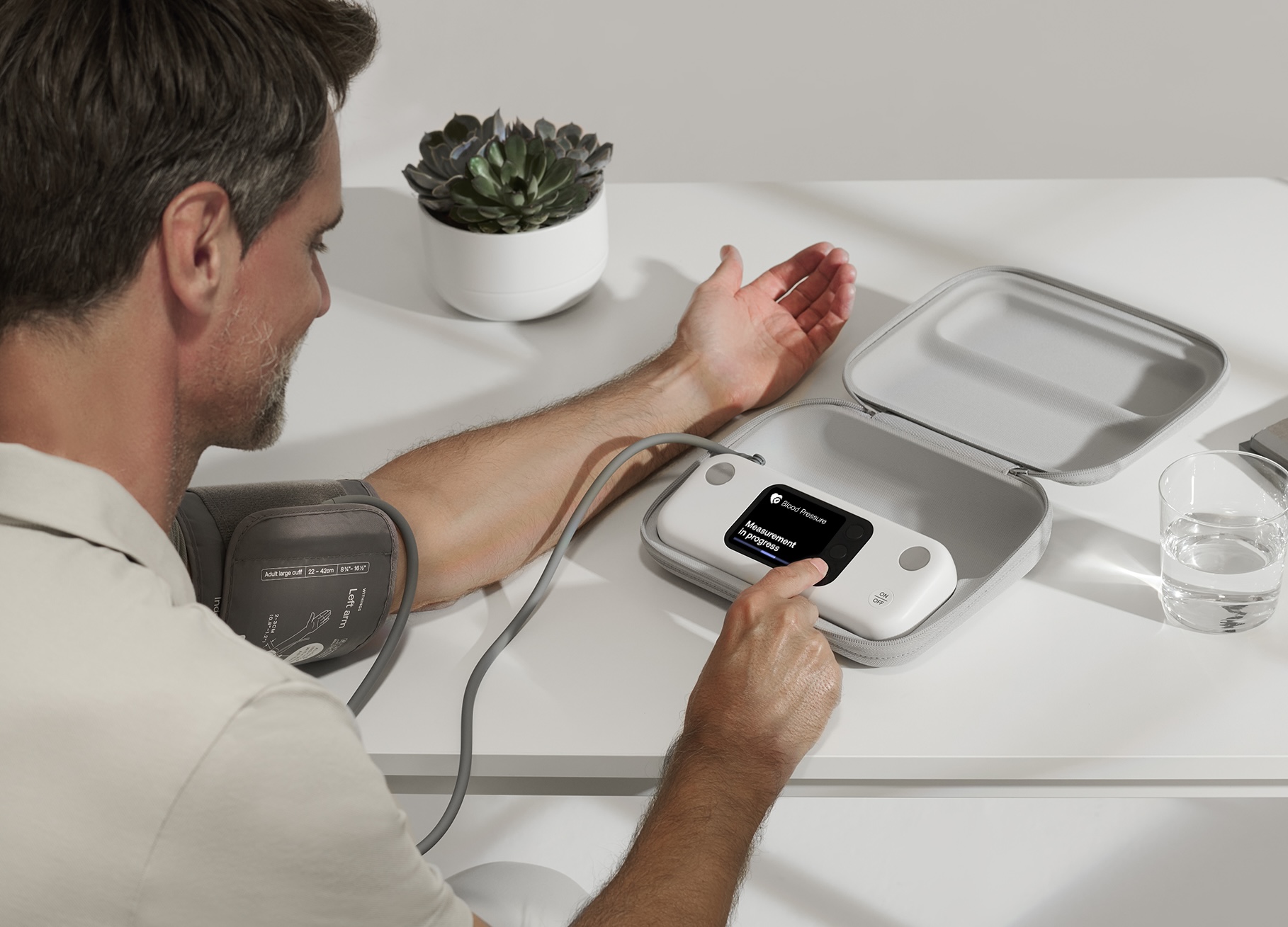 Il nuovo monitor della pressione sanguigna di Witings è dotato di connettività WiFi e un display di grandi dimensioni